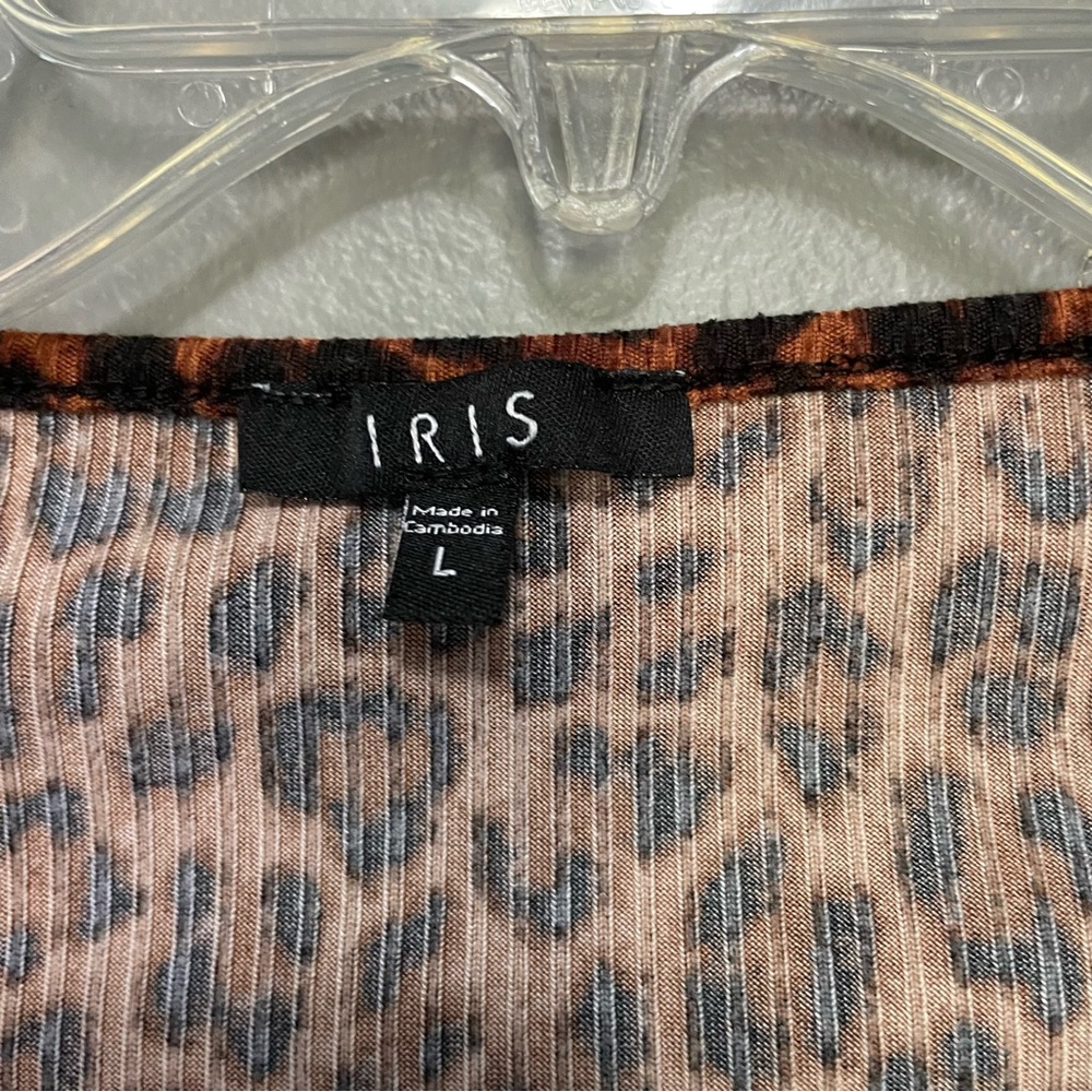 IRIS Ruched, Ribbed V-Neck, Brown, Size Large Top - Picture 8 of 9